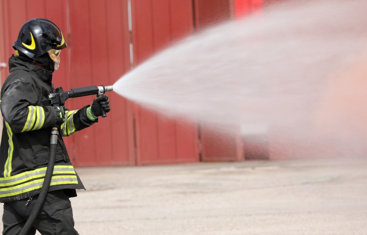 Vigile del fuoco al lavoro