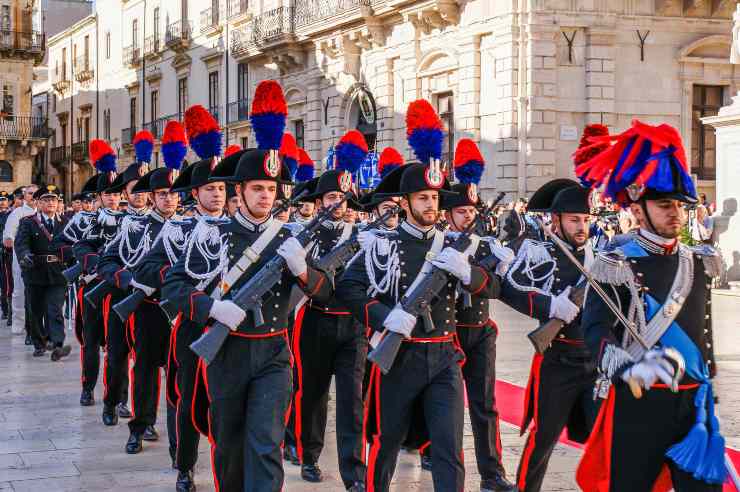 Carabinieri in divisa storica in sfilata