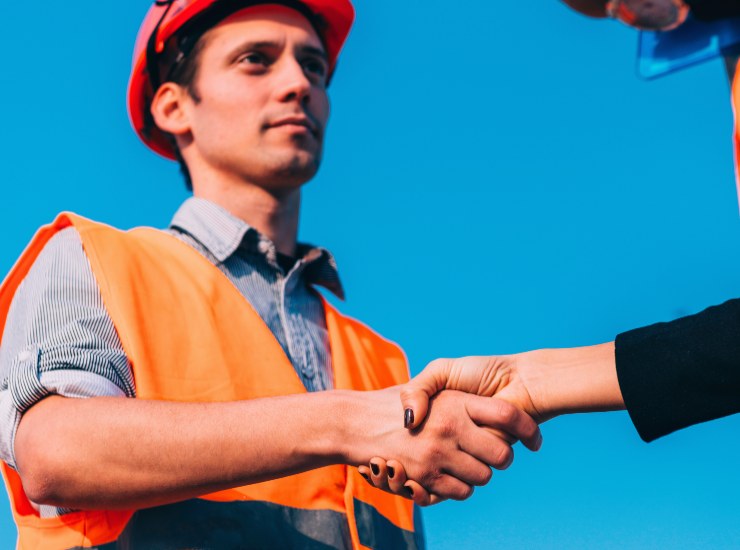 Lavoratore stringe la mano al datore di lavoro