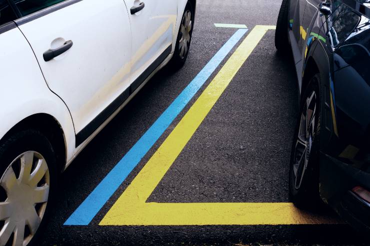 Strisce blu o gialle, parcheggia gratis ovunque