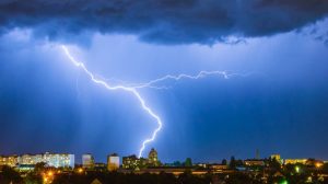 Fulmine durante un temporale, rischio danni per elettrodomestici