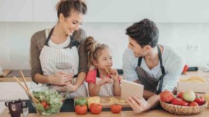 Famiglia in cucina, preparare piatti sani e genuini con 2 euro