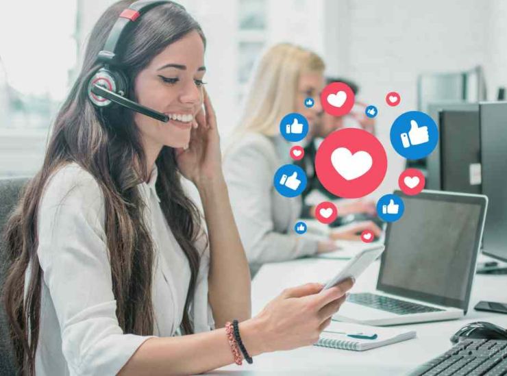 Impiegata al lavoro gioca sui social