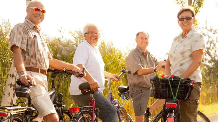 Pensionati felici in bicicletta, a settembre aumenti in assegno