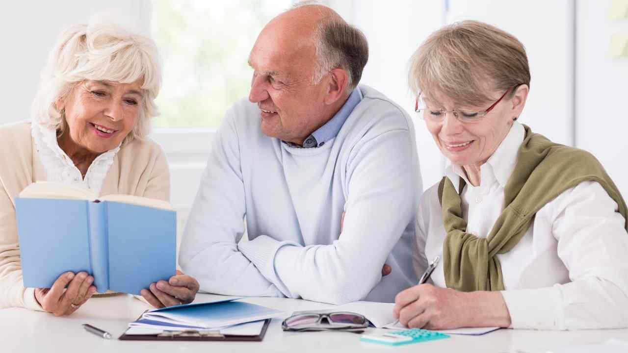 Gruppo di pensionati al lavoro