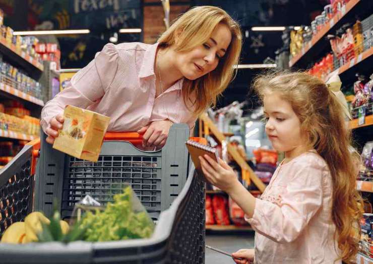 Mamma e figlia fanno la spesa alimentare