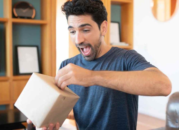 Uomo stupito scopre il valore di un vecchio oggetto