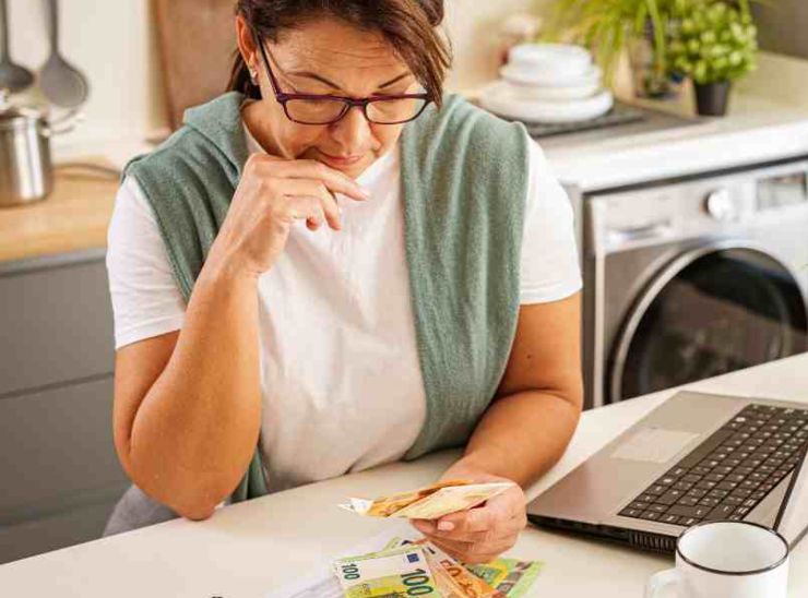 Caro vita single: donna fa i conti per il bilancio mensile