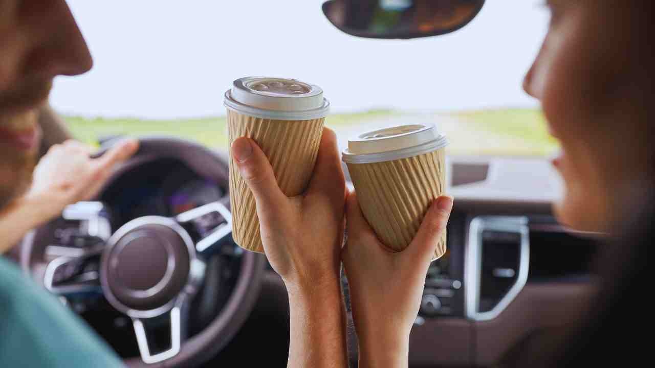 Coppia con caffè in auto